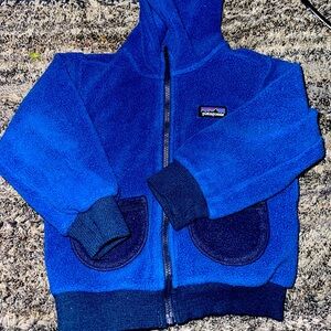 Patagonia synchilla hoodie zip up
Size 2t